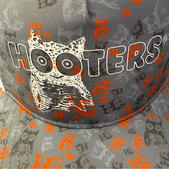HOOTERS Design Logo Owl Mesh Baseball Trucker Cap Hat NWT - Picture 6 of 10